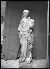 Statue de Vierge à l'enfant en pierre de l'église Notre-Dame de Beauficel-en-Lyons (Eure, France).