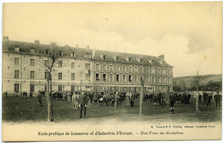 Evreux-Ville. École pratique de Commerce et d'industrie - Une Cour de récréation.