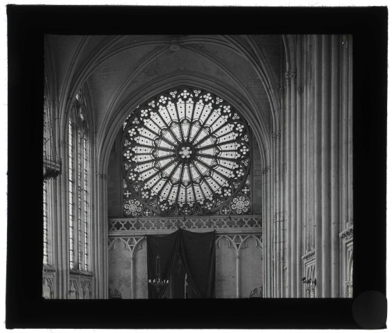 Vue intérieure de la Sainte-Chapelle de la Vierge dite Sainte-Chapelle de Saint-Germer-de-Fly (Oise).