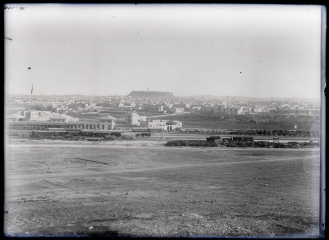 Vue générale de la citadelle, de la gare et de la ville d'Alep (Syrie).