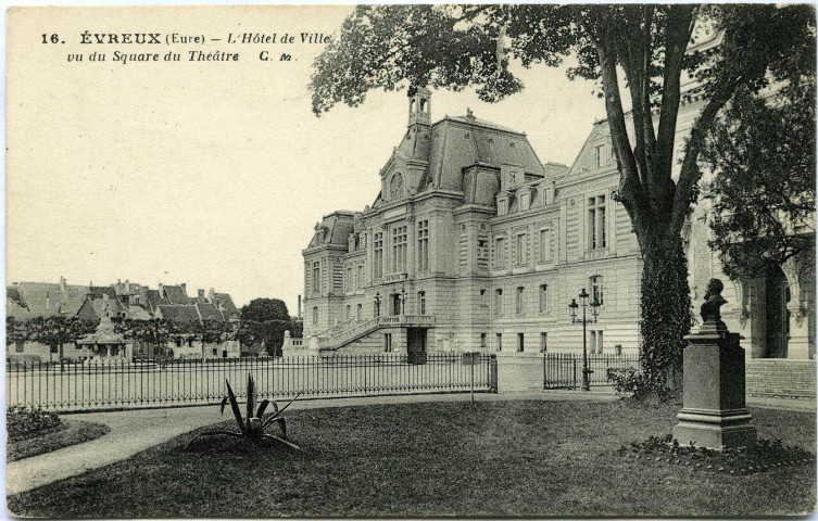 Evreux-Ville. L'Hôtel de ville vu du square du théâtre.