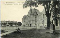 Evreux-Ville. L'Hôtel de ville vu du square du théâtre.