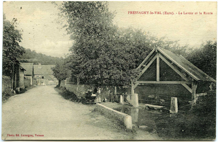 Notre-Dame-de-l'Isle. Pressagny-le-Val. - Le Lavoir et la Route.