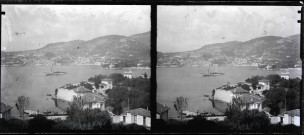 Voiler de plaisance au loin dans la rade d'un port méditerranéen.