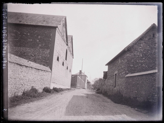 Enfilade de bâtiments, probablement à Orgeville (Eure), le 21 mai 1901.