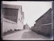 Enfilade de bâtiments, probablement à Orgeville (Eure), le 21 mai 1901.