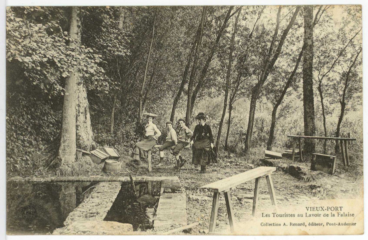 Vieux-Port. Les Touristes au Lavoir de la Falaise.