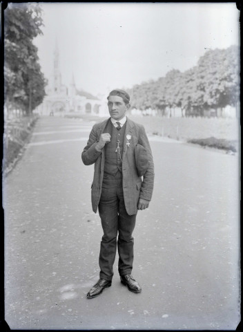 Homme en pèlerinage à Lourdes (Hautes-Pyrénées).