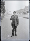 Homme en pèlerinage à Lourdes (Hautes-Pyrénées).