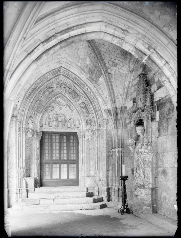 Statue de Vierge et l'enfant et portail de la galerie sud du cloître de l'abbaye Notre-Dame de Fontenelle de Saint-Wandrille-Rançon (Seine-Maritime) représentant le couronnement de la Vierge.