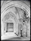 Statue de Vierge et l'enfant et portail de la galerie sud du cloître de l'abbaye Notre-Dame de Fontenelle de Saint-Wandrille-Rançon (Seine-Maritime) représentant le couronnement de la Vierge.