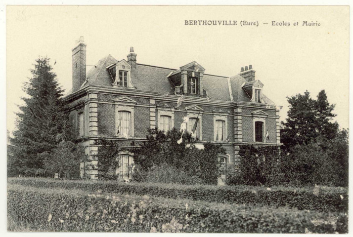 Berthouville. Ecoles et Mairie.