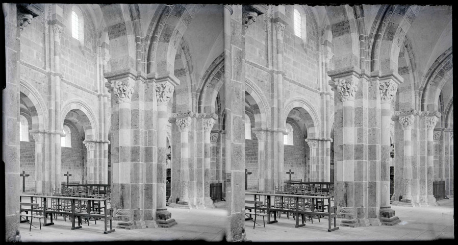 Piliers et chapiteaux sculptés de l'église de la Madeleine de Vézelay (Yonne).