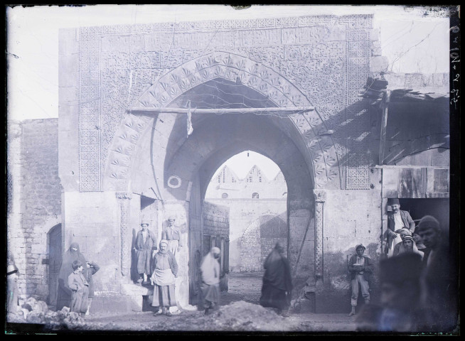 Porte du khan des chaudronniers à Alep (Syrie).