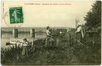 Port-Mort. Cueillette des Roseaux près du Barrage.
