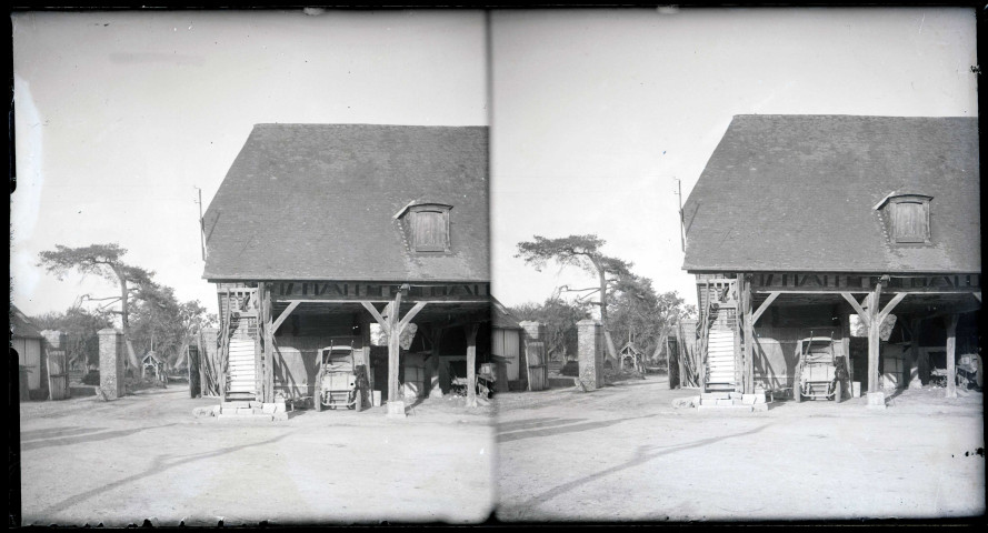 Grange à pans de bois et à étage.