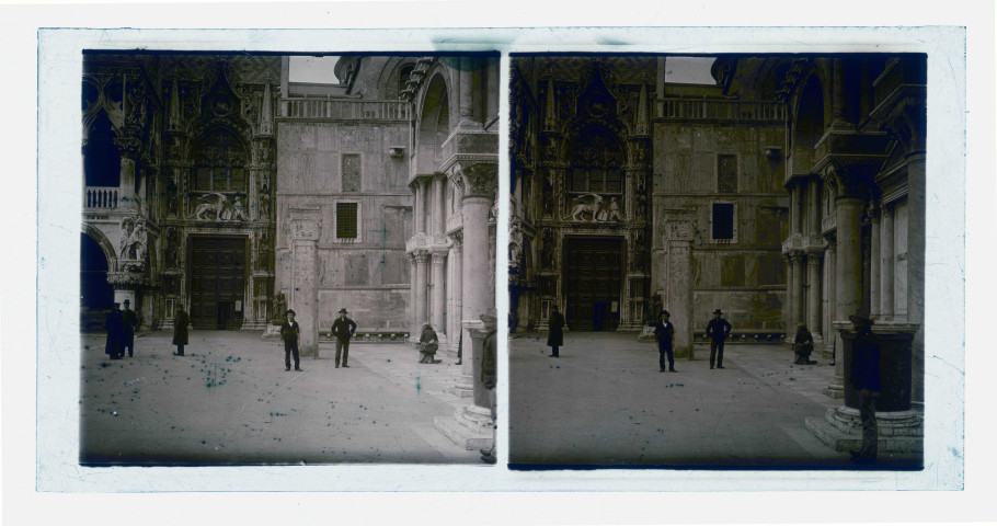 Cour et portail du Palais des Doges de Venise (Italie).