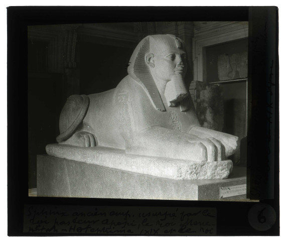 Sphinx égyptien en pierre.