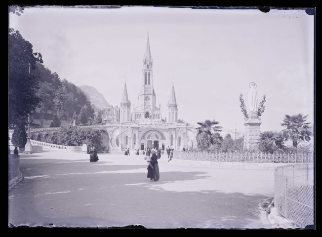 Esplanade de la basilique de Lourdes (Hautes-Pyrénées).