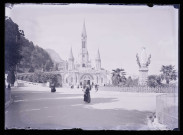 Esplanade de la basilique de Lourdes (Hautes-Pyrénées).