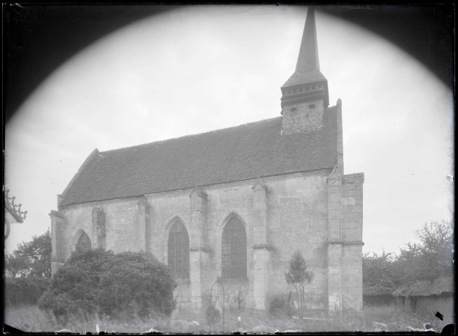 Vue d'ensemble de l'église de La Pyle (Eure).