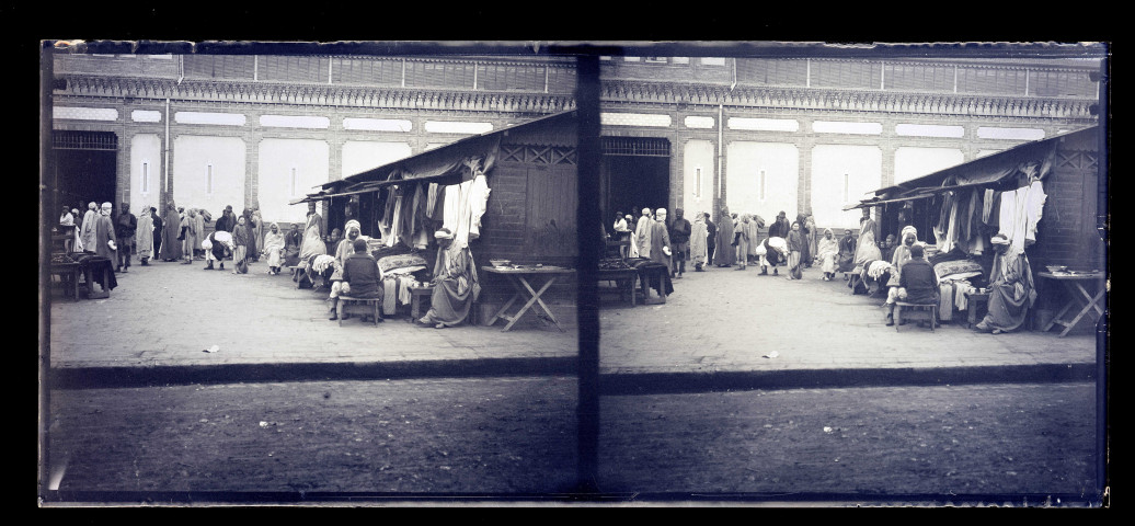 Hommes et enfants dans un souk d'Alger (Algérie).