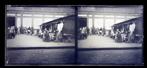 Hommes et enfants dans un souk d'Alger (Algérie).