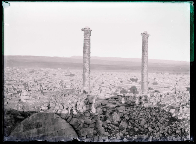 Vue générale des quartiers turcs prise de la citadelle à Ourfa (Turquie).