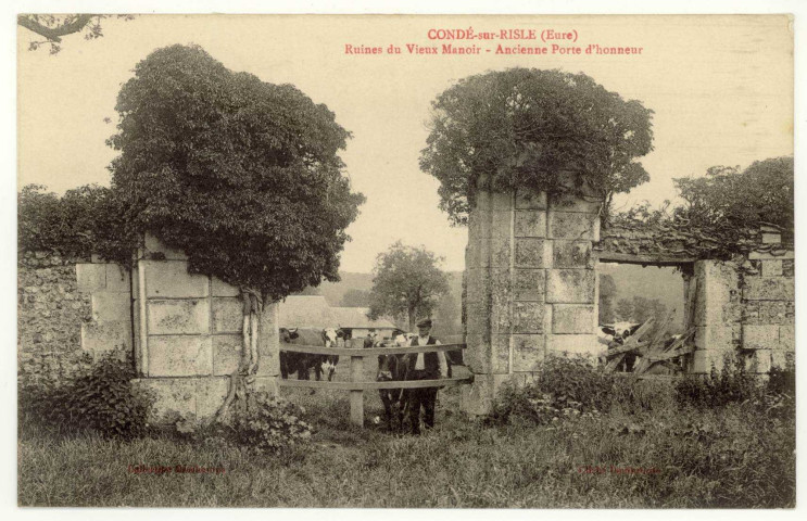 Condé-sur-Risle. Ruines du Vieux Manoir-Ancienne Porte d'honneur.