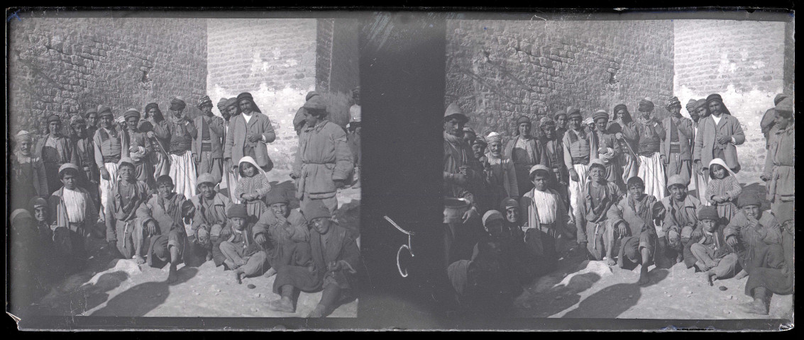 Groupe d'enfants au pied de la forteresse d'Alep (Syrie).