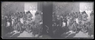 Groupe d'enfants au pied de la forteresse d'Alep (Syrie).