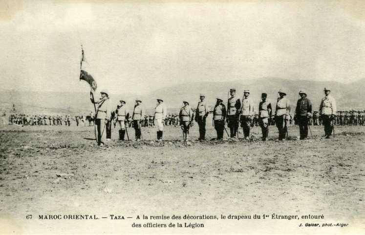 TAZA - A la remise des décorations, le drapeau du 1er Etranger, entouré des officiers de la Légion