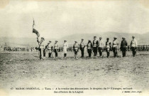 TAZA - A la remise des décorations, le drapeau du 1er Etranger, entouré des officiers de la Légion