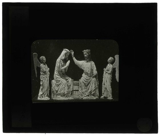 Musée du Louvre de Paris, ivoire du XIIIème siècle représentant le Couronnement de la Vierge.
