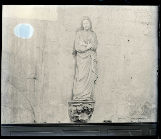 Statue en pierre de la Vierge de l'Annonciation de l'église Notre-Dame d'Écouis (Eure, France)
