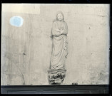 Statue en pierre de la Vierge de l'Annonciation de l'église Notre-Dame d'Écouis (Eure, France)