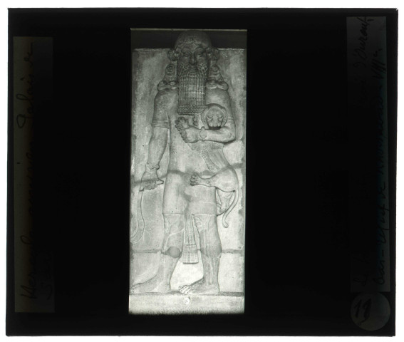 Moyen-relief d'un personnage tuant un lion du palais de Sargon II à Khorsabad (Assyrie).