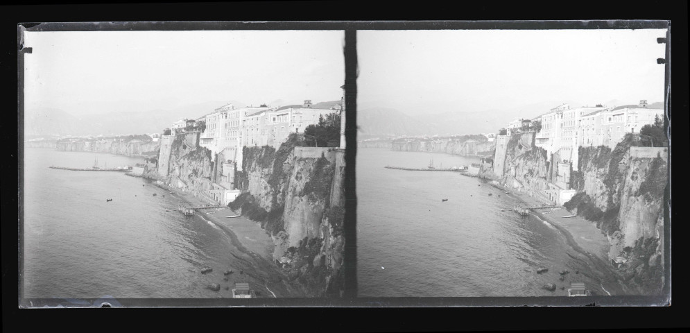 Hôtels bâtis sur le front de mer italien à flanc de falaise.