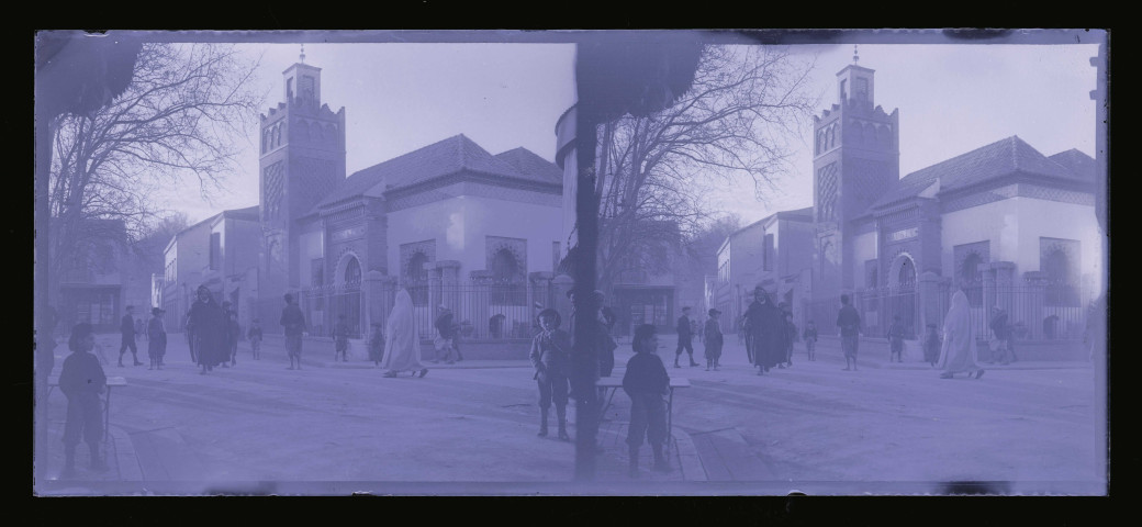 Rue animée et musée d'une ville d'Algérie.