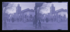 Rue animée et musée d'une ville d'Algérie.