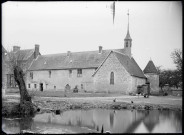 Ferme avec chapelle et clocher.