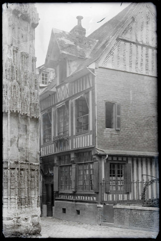 Côté nord de l'église Notre-Dame et maison à pans de bois de la Grande rue de Caudebec-en-Caux (Seine-Maritime).