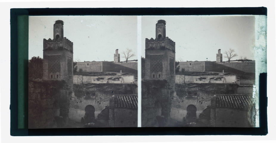 Fortifications d'une ville et minarets.