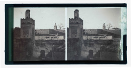 Fortifications d'une ville et minarets.