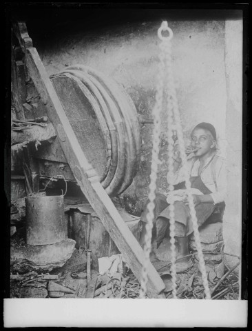 Jeune artisan déjeunant dans un atelier de ferronnerie.