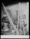 Jeune artisan déjeunant dans un atelier de ferronnerie.