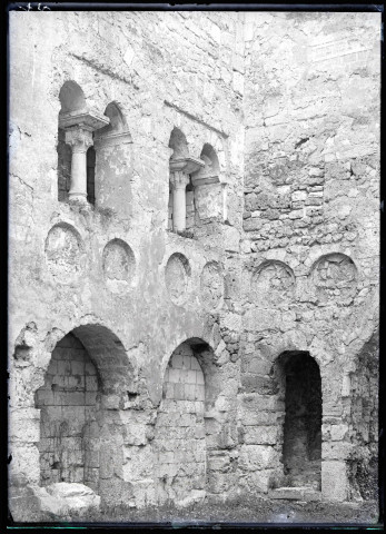 Fenêtres géminées des ruines et vestiges de l'abbaye de Jumièges (Seine-Maritime).