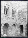 Fenêtres géminées des ruines et vestiges de l'abbaye de Jumièges (Seine-Maritime).