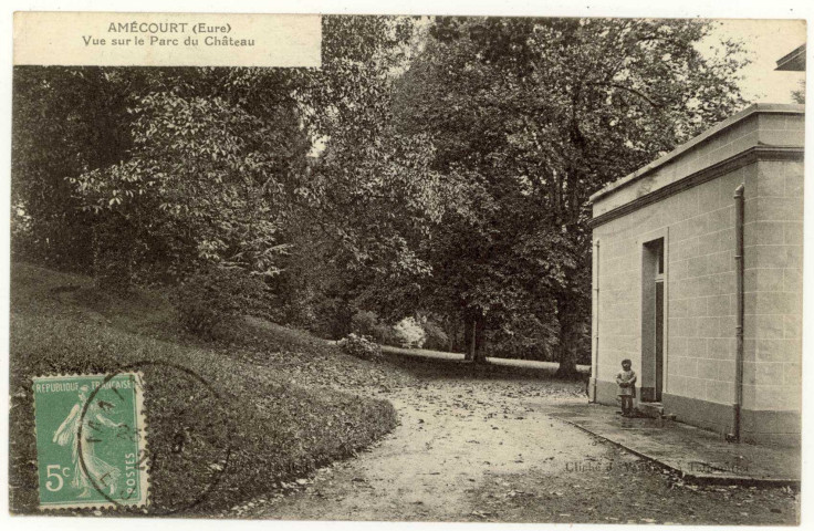 Amécourt. Vue sur le parc du château.