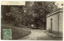 Amécourt. Vue sur le parc du château.